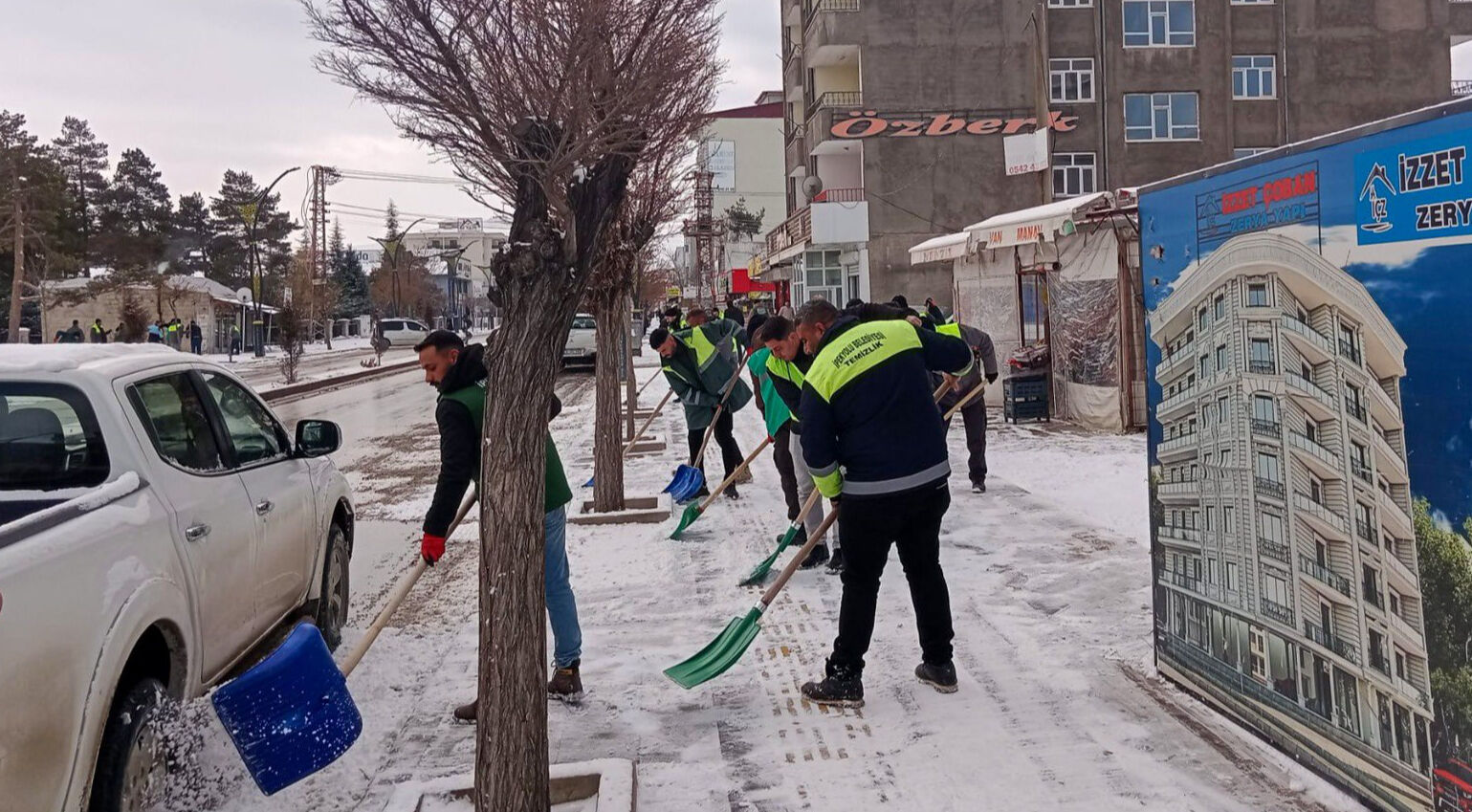 Kar bir anda bastırdı, hayatı felç etti! Birçok kent etkisi altında Kar bir anda bastırdı, hayatı felç etti! Birçok kent etkisi altında - 2. Resim