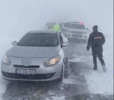 Kar bir anda bastırdı, hayatı felç etti! Birçok kent etkisi altında Kar bir anda bastırdı, hayatı felç etti! Birçok kent etkisi altında - 4. Resim