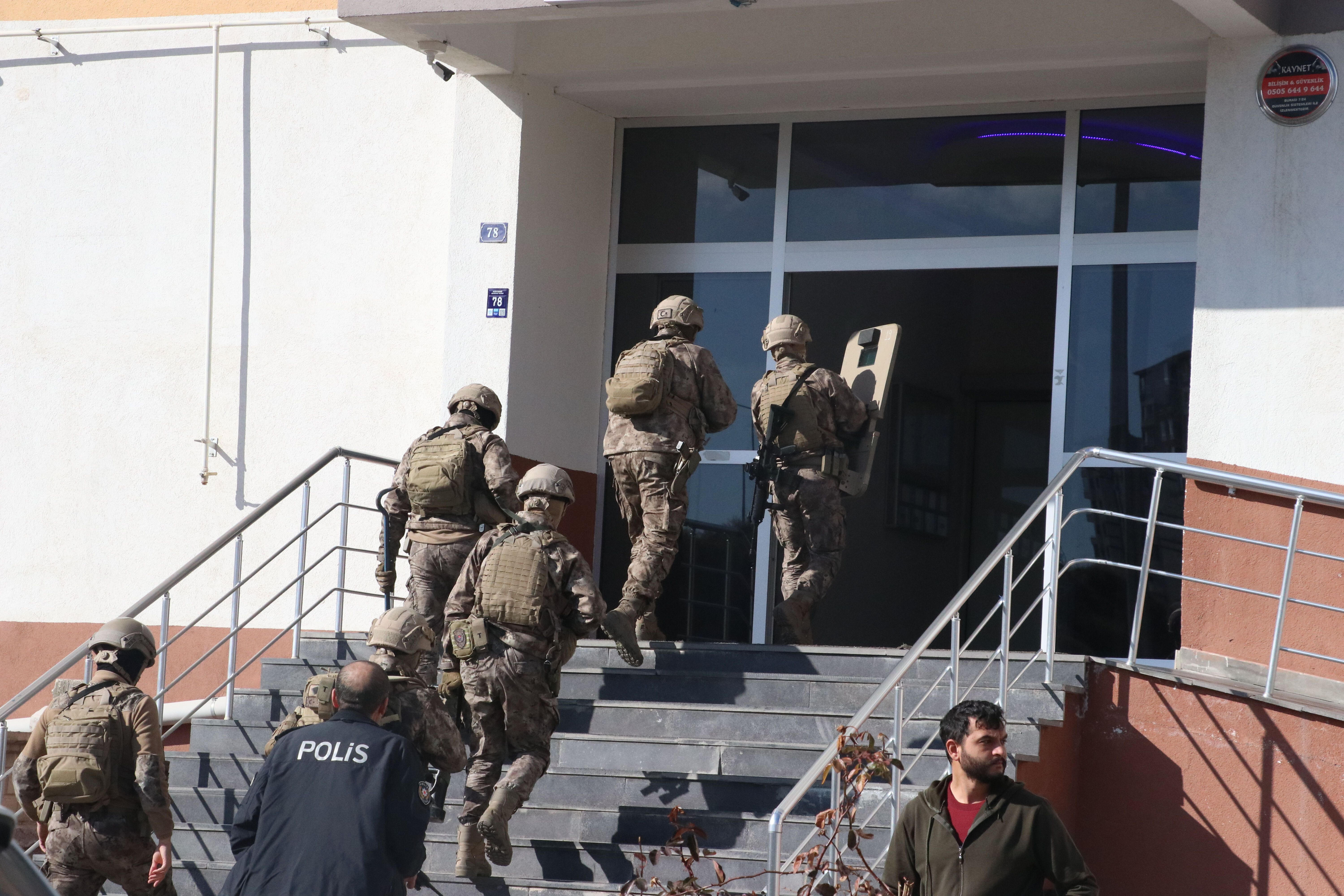 Kayseri'de sıcak saatleri! 7 yaşındaki oğlunu yaralayıp kendini eve kilitledi Kayseri'de sıcak saatleri! 7 yaşındaki oğlunu yaralayıp kendini eve kilitledi - 1. Resim