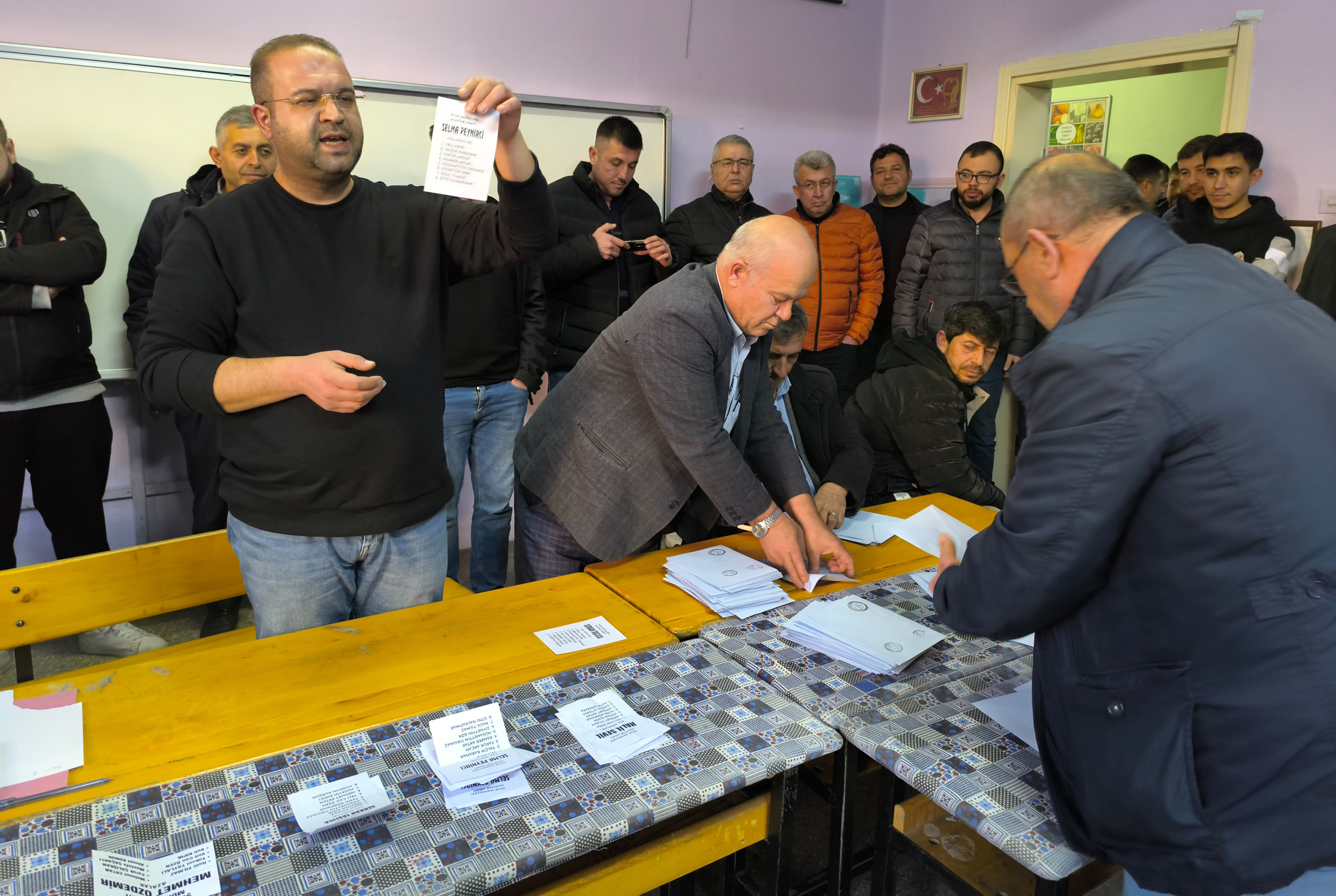 Ölen eşinin yerine aday oldu! Seçimi kazanır kazanmaz mezarlığa koştu - 1. Resim