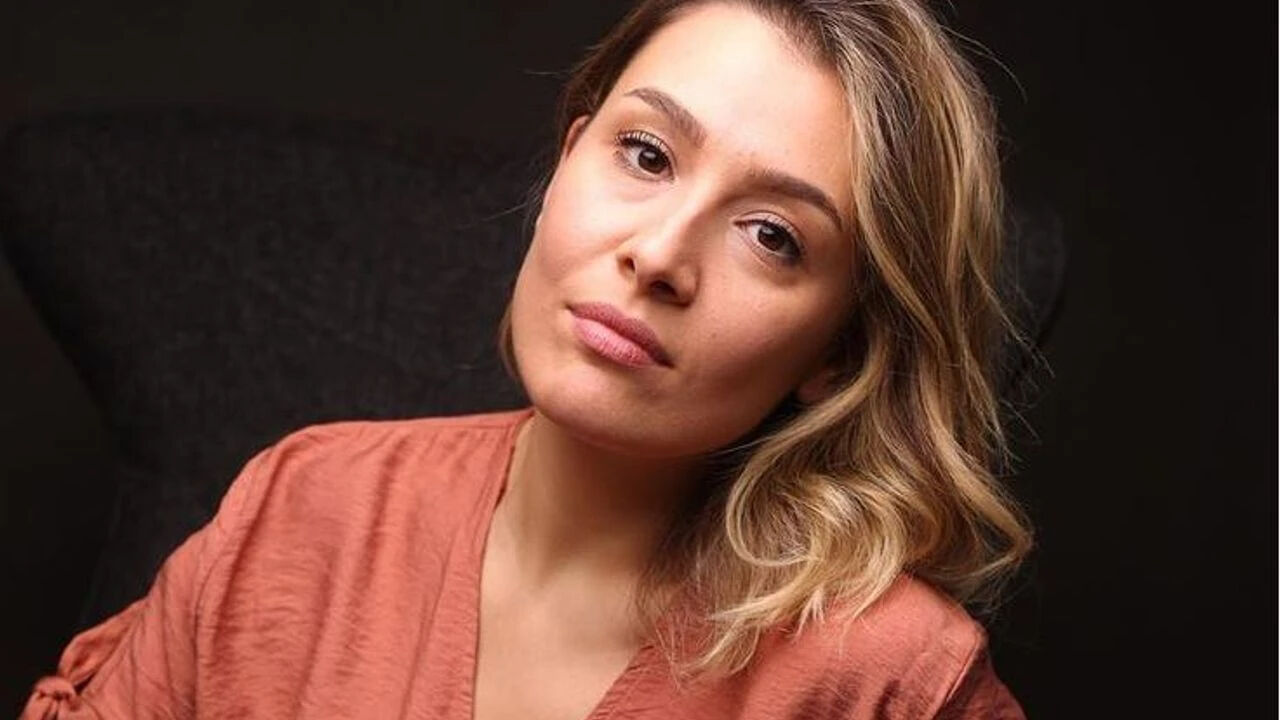 Özgün Bayraktar: Genç Yıldızın Hayatı, Eşi Halil Alagöz ve Sosyal Medya Skandalı! Özgün Bayraktar: Genç Yıldızın Hayatı, Eşi Halil Alagöz ve Sosyal Medya Skandalı! - 2. Resim