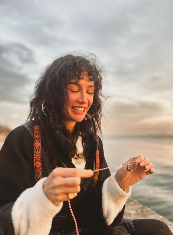 Birce Akalay yeni dizisi için imaj değiştirdi! Son halini gören takipçileri ünlü oyuncuyu beğeni yağmuruna tuttu Birce Akalay yeni dizisi için imaj değiştirdi! Son halini gören takipçileri ünlü oyuncuyu beğeni yağmuruna tuttu - 2. Resim