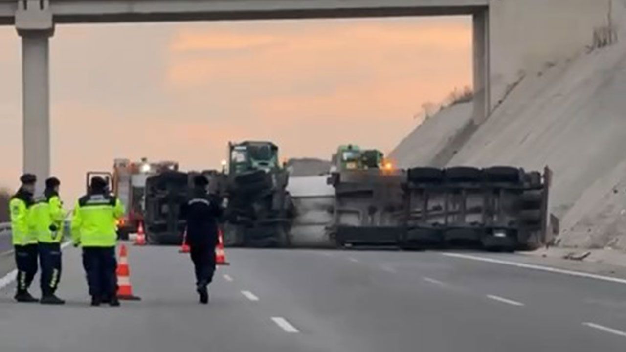 Bursa-İzmir yolunda tanker devrildi! Otoban trafiğe kapandı, kilometrelerce kuyruk oluştu