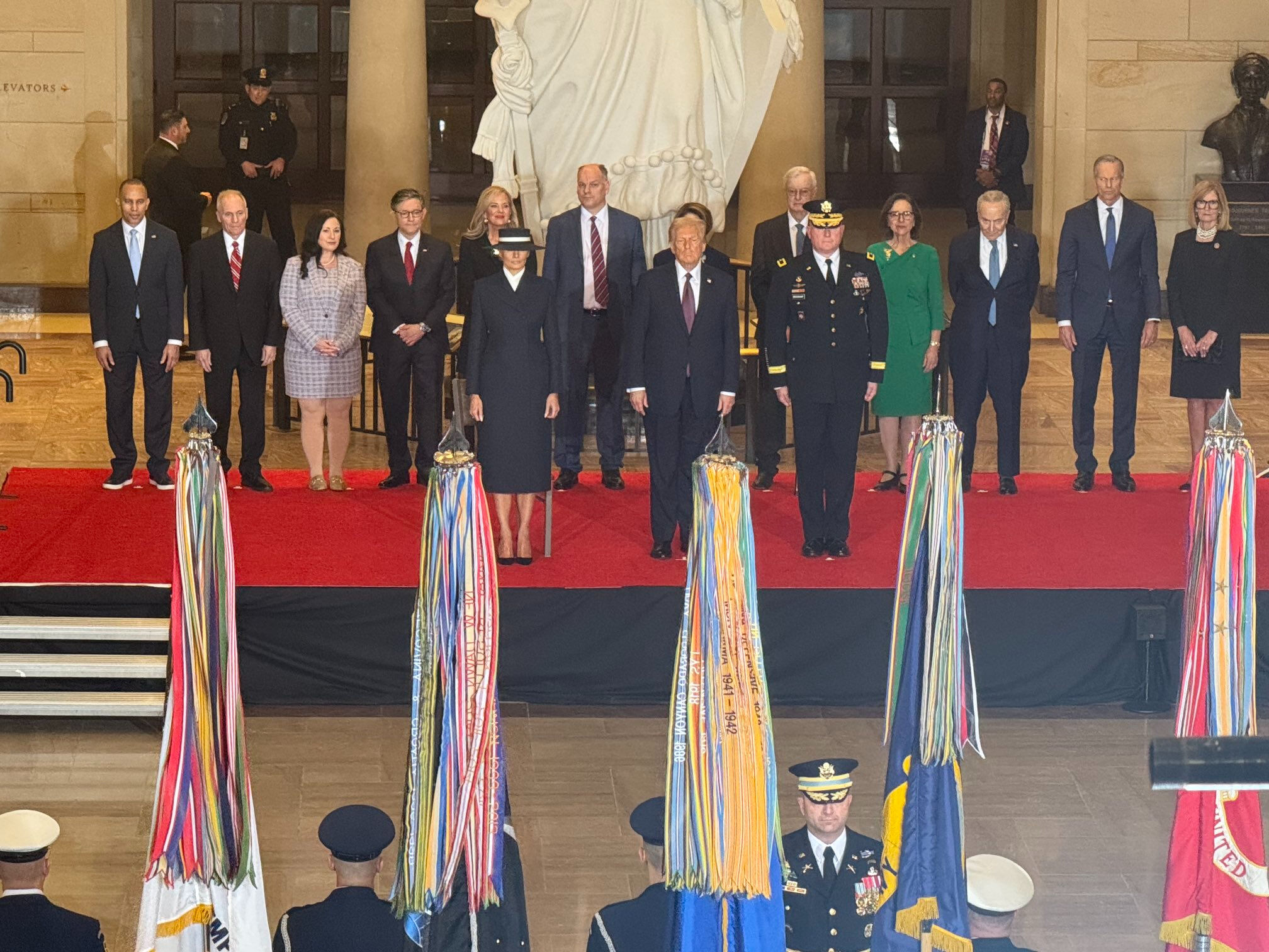 Başkan Trump ve iki partili/iki meclisli Kongre liderleri Kongre Binası'ndaki törende askerleri selamladı