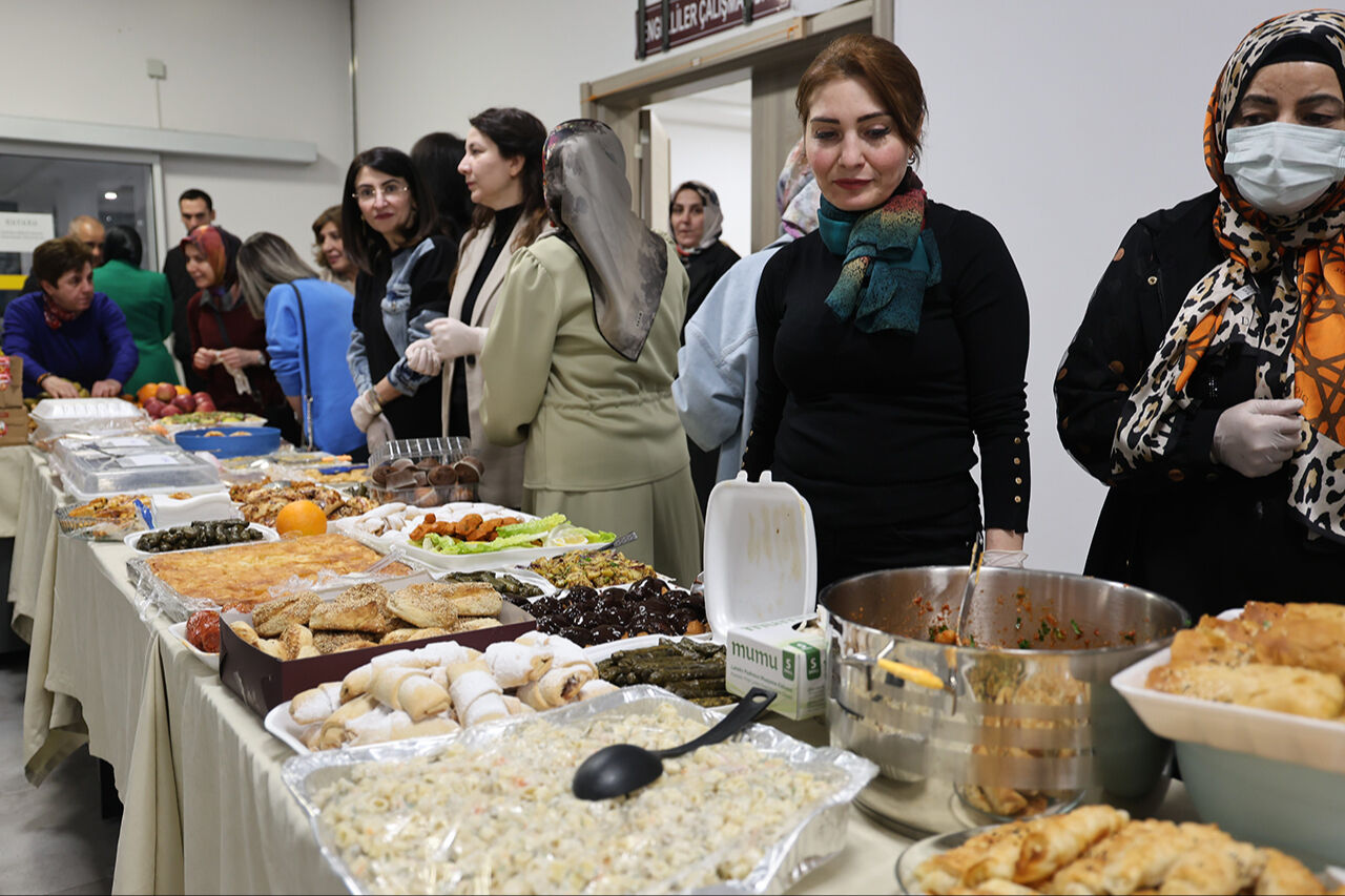 Final haftasında 50 çeşit yemek... Akademisyenler öğrencileri elleriyle doyurdu! Fırat Üniversitesi'nden örnek uygulama - 3. Resim