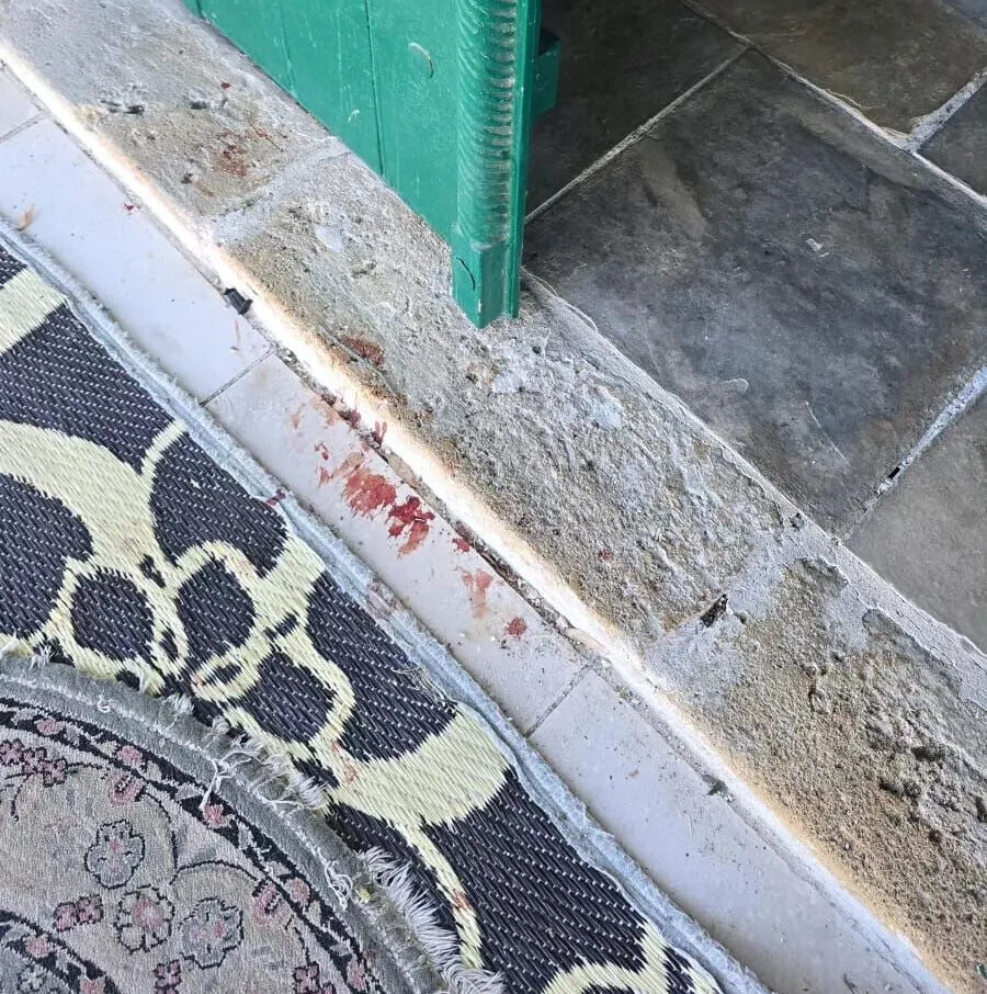 Rumlar Bayraktar Camii'ye saldırdı! Cemaat bıçaklanmaktan zor kurtuldu Rumlar Bayraktar Camii'ye saldırdı! Cemaat bıçaklanmaktan zor kurtuldu - 1. Resim