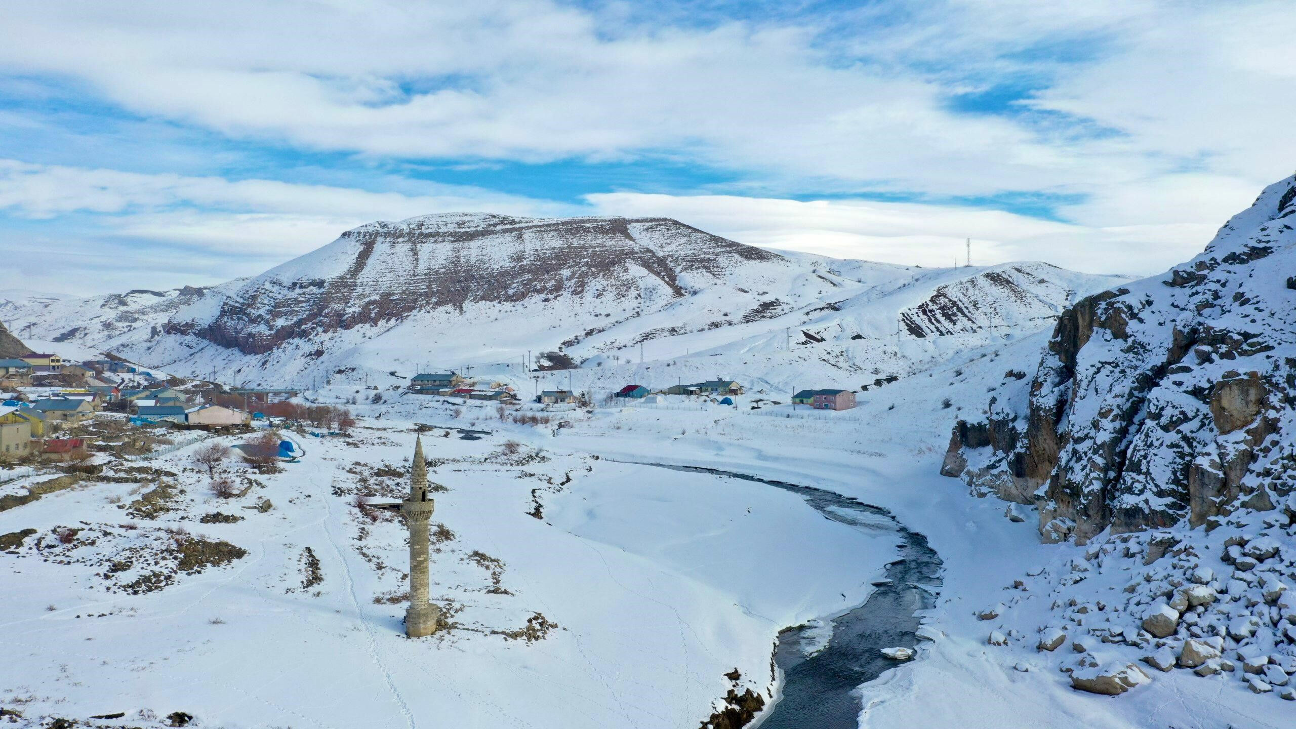 Sular çekildi tek minare kaldı! Ağrı'da Yazıcı Barajı'nın yuttuğu köy ortaya çıktı - 4. Resim