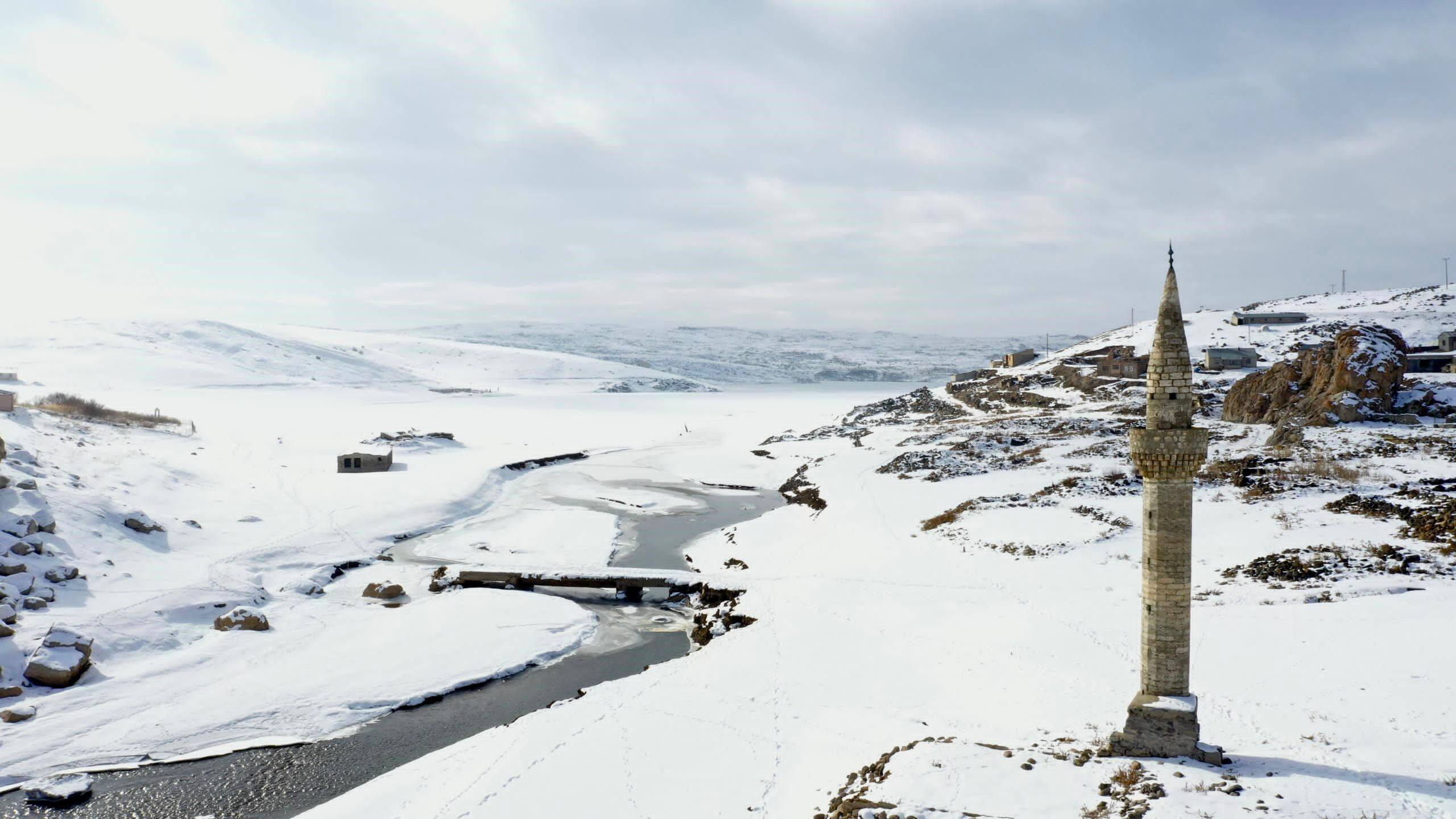 Sular çekildi tek minare kaldı! Ağrı'da Yazıcı Barajı'nın yuttuğu köy ortaya çıktı - 3. Resim
