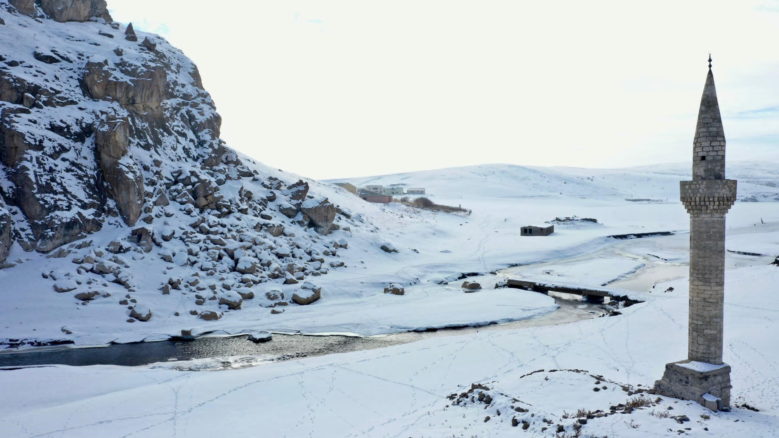 Sular çekildi tek minare kaldı! Ağrı'da Yazıcı Barajı'nın yuttuğu köy ortaya çıktı - 2. Resim