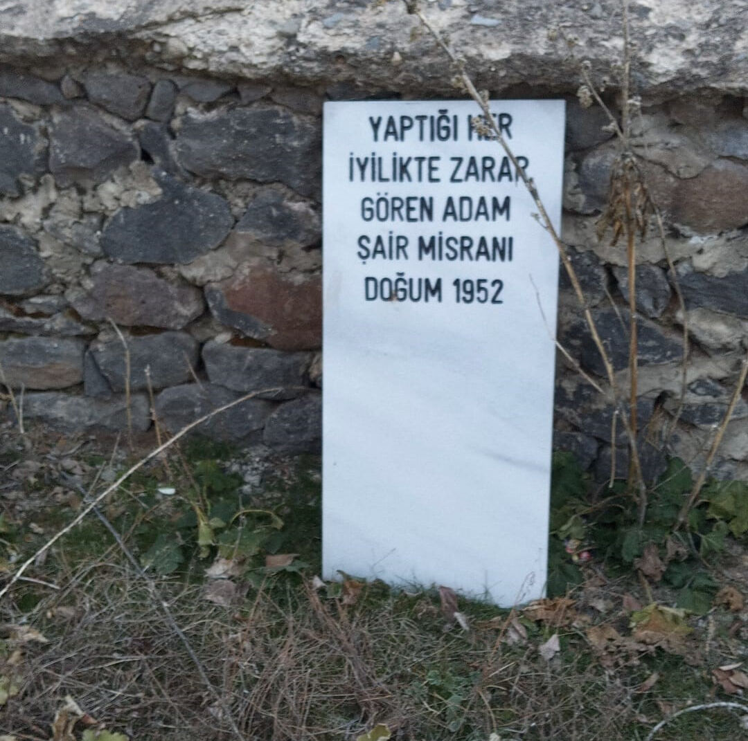 Elazığ, Ahmet Misrani Derin'in ölümünü konuşuyor! İntiharının nedenini mezar taşına yazdı Elazığ, Ahmet Misrani Derin'in ölümünü konuşuyor! İntiharının nedenini mezar taşına yazdı - 1. Resim