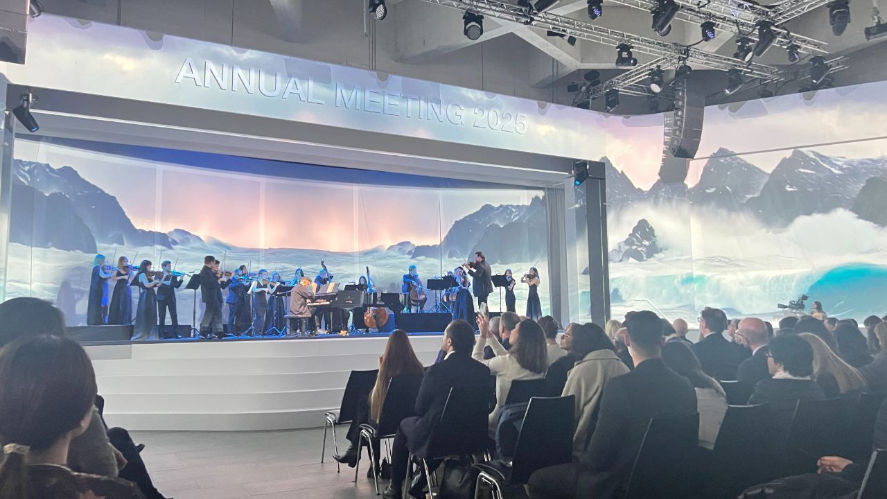 Eriyen buzullar için dijital sanat! Anadol’dan 100 milyon veri ile Davos’a eser