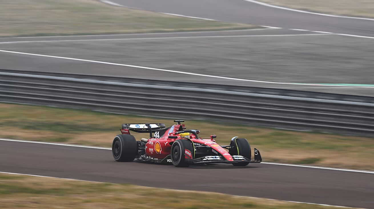 Ferrari'nin direksiyonuna geçti! Hamilton, Fiorano'da ilk kez görüntülendi - 3. Resim