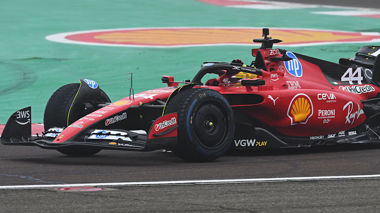 Ferrari'nin direksiyonuna geçti! Hamilton, Fiorano'da ilk kez görüntülendi - 1. Resim