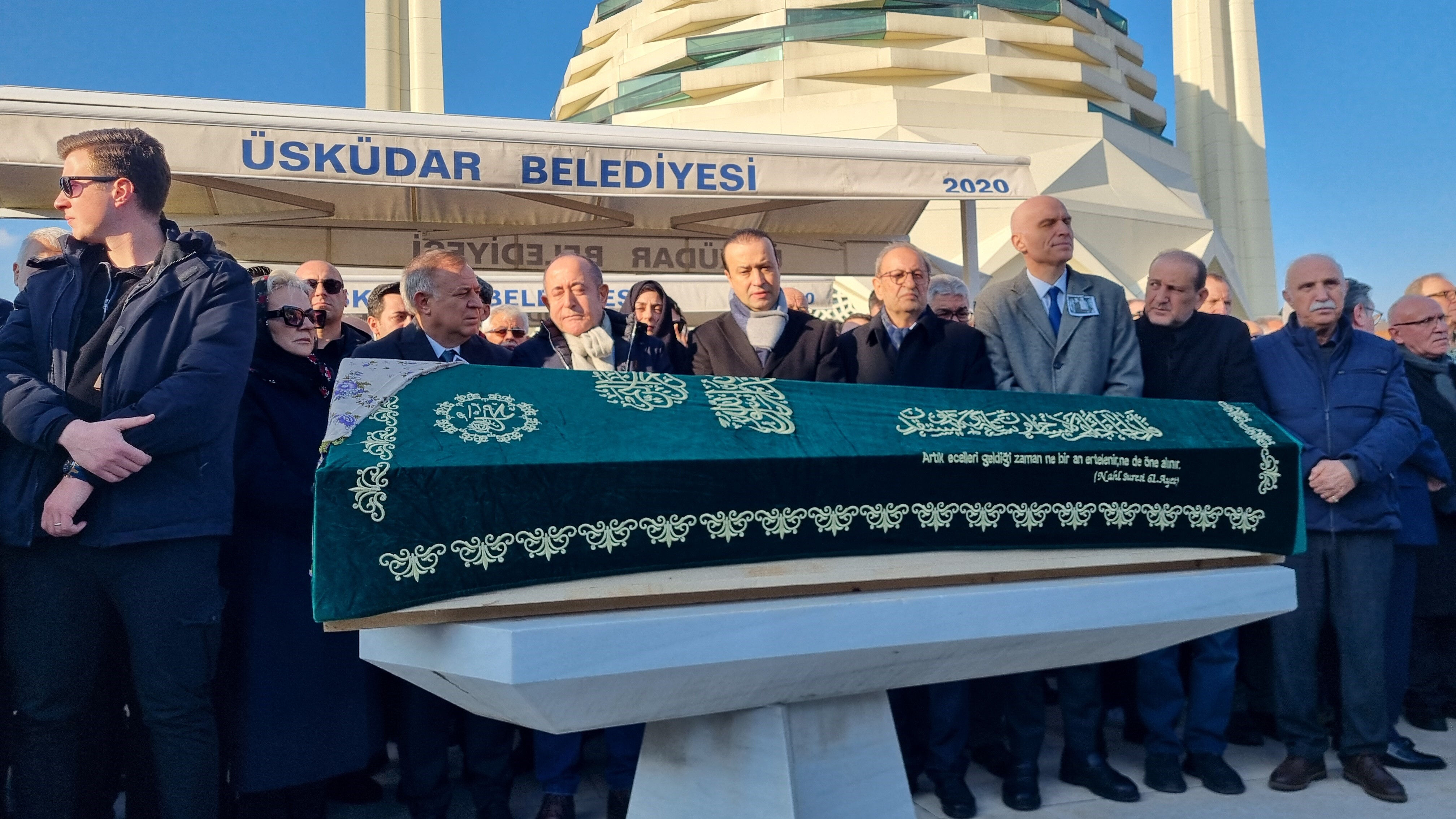 Gazeteci Nedim Türkmen ve ailesi son yolculuklarına uğurlandı... Bolu Kartalkaya'daki otel yangınında hayatını kaybetmişti - 1. Resim