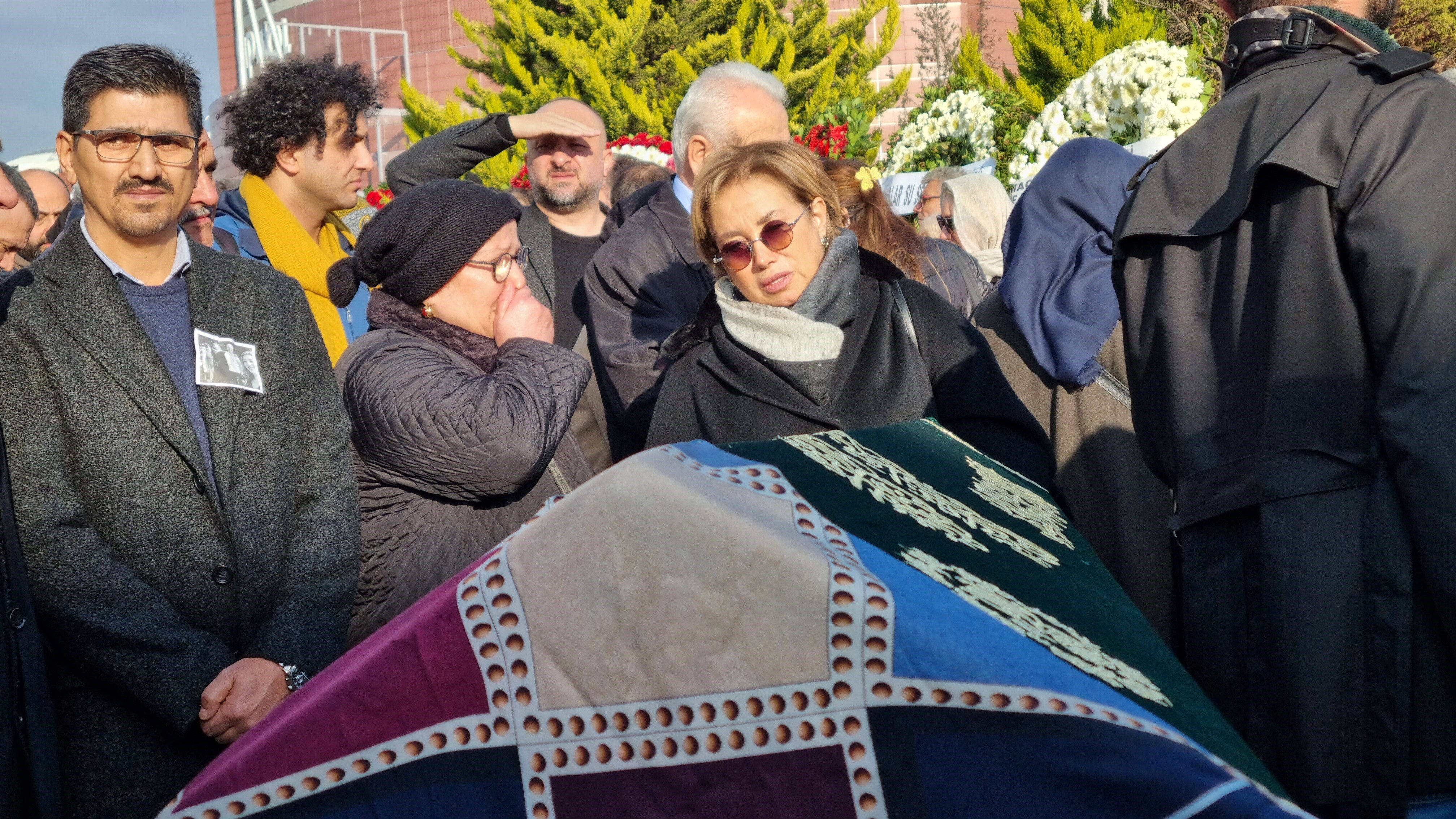 Gazeteci Nedim Türkmen ve ailesi son yolculuklarına uğurlandı... Bolu Kartalkaya'daki otel yangınında hayatını kaybetmişti - 2. Resim