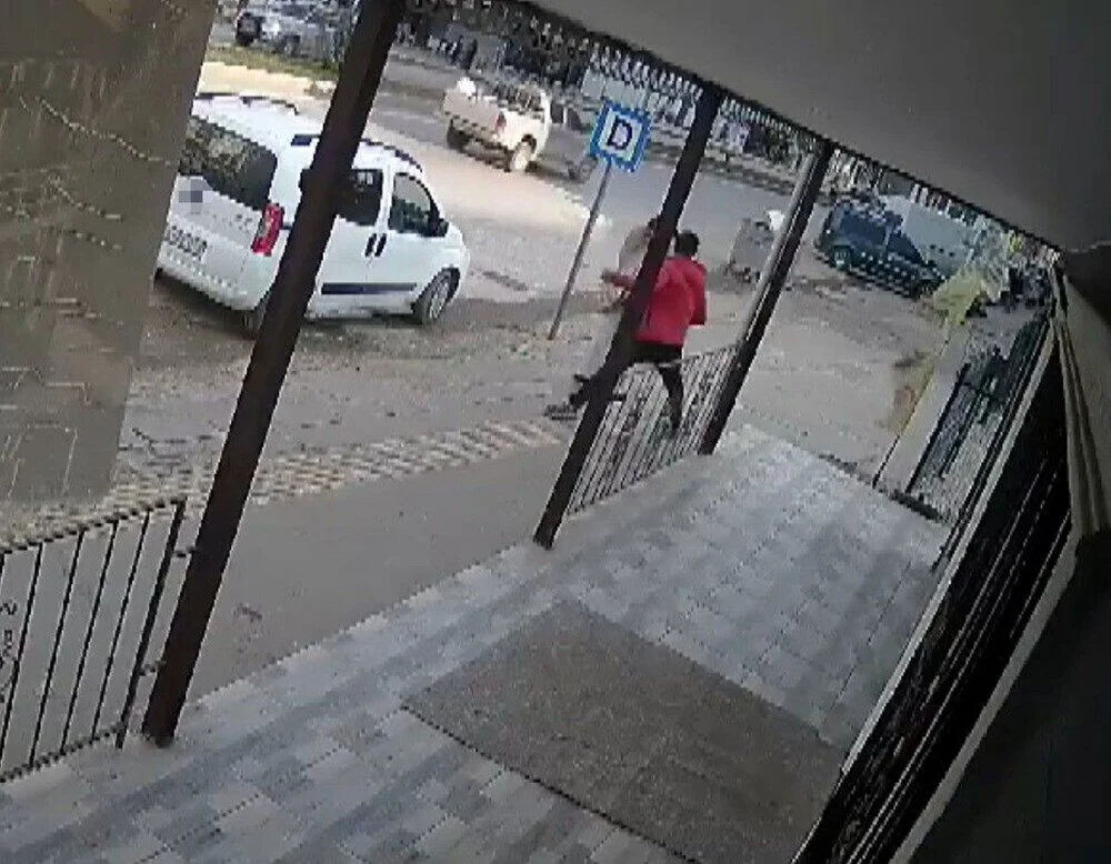 Genç kıza yumruklu saldırı! O korkunç anları TGRT Haber'e tek tek anlattı!  Genç kıza yumruklu saldırı! O korkunç anları TGRT Haber'e tek tek anlattı!