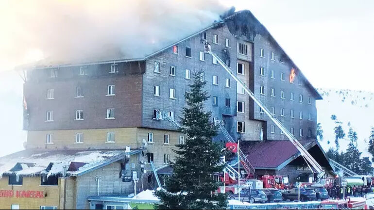 Hande Erçel'in eniştesi Caner Yıldırım'ın yangın paylaşımı tepki çekti!  Hande Erçel'in eniştesi Caner Yıldırım'ın yangın paylaşımı tepki çekti! - 2. Resim