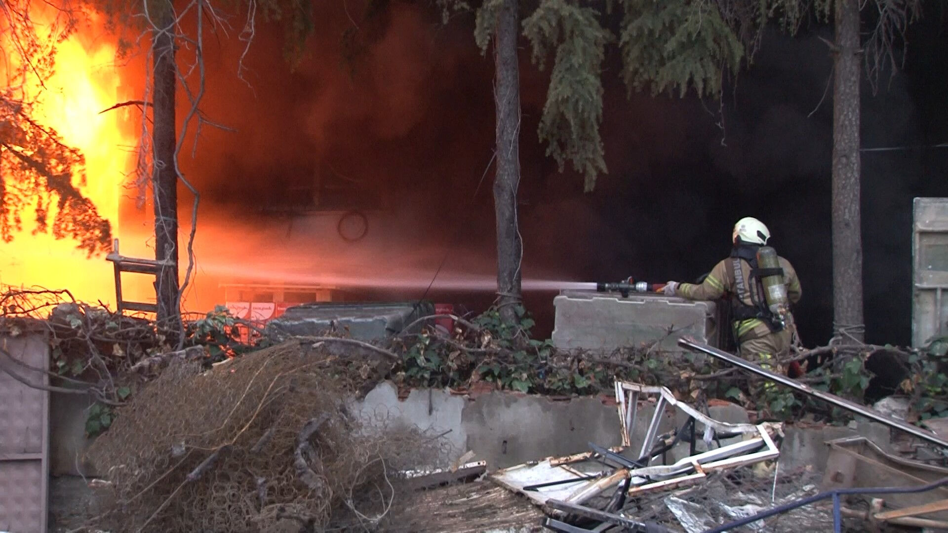 Maltepe'de depo yangını! Alevler tüm binayı sardı Maltepe'de depo yangını! Alevler tüm binayı sardı - 1. Resim