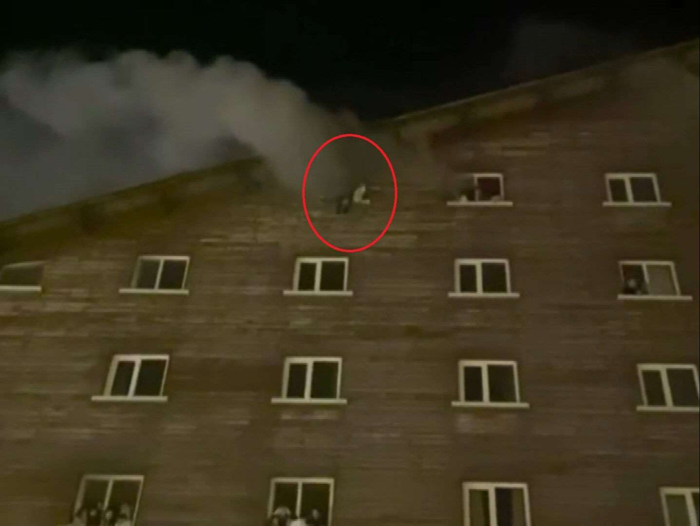 Otel faciasında çaresizlik ve kurtuluş mücadelesi! Biri bebeğini attı diğeri çatı katından atladı - 2. Resim