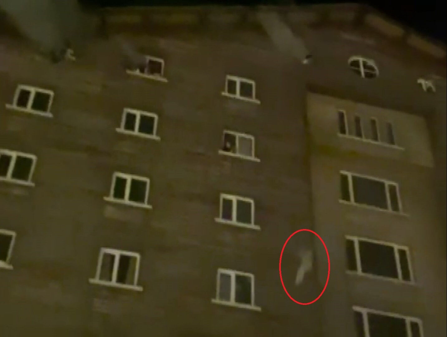 Otel faciasında çaresizlik ve kurtuluş mücadelesi! Biri bebeğini attı diğeri çatı katından atladı - 1. Resim