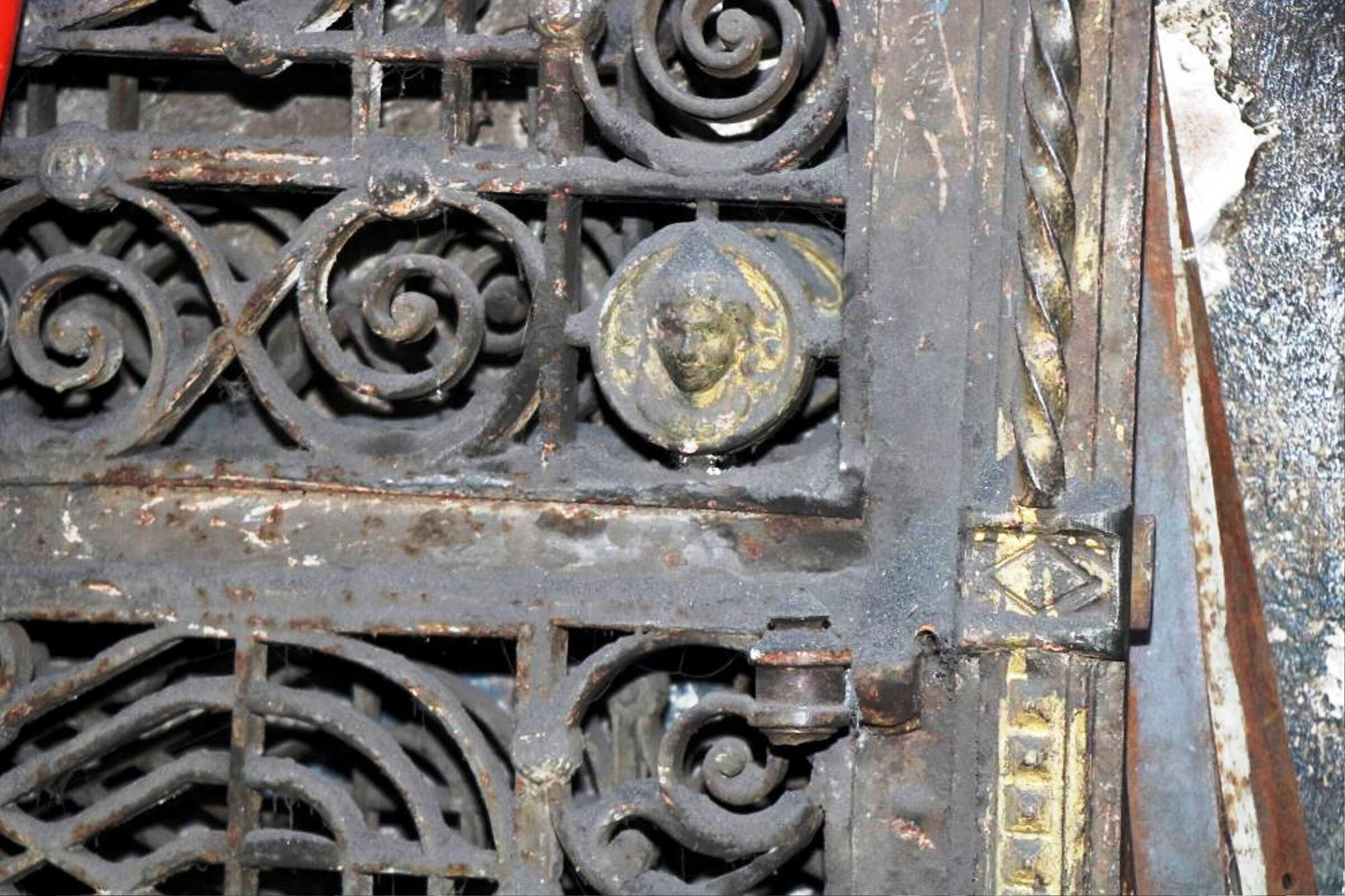 Papazlar peşine düştü! 158 yıllık "Meryem Ana" işlemeli kapıyı satmıyor - 1. Resim