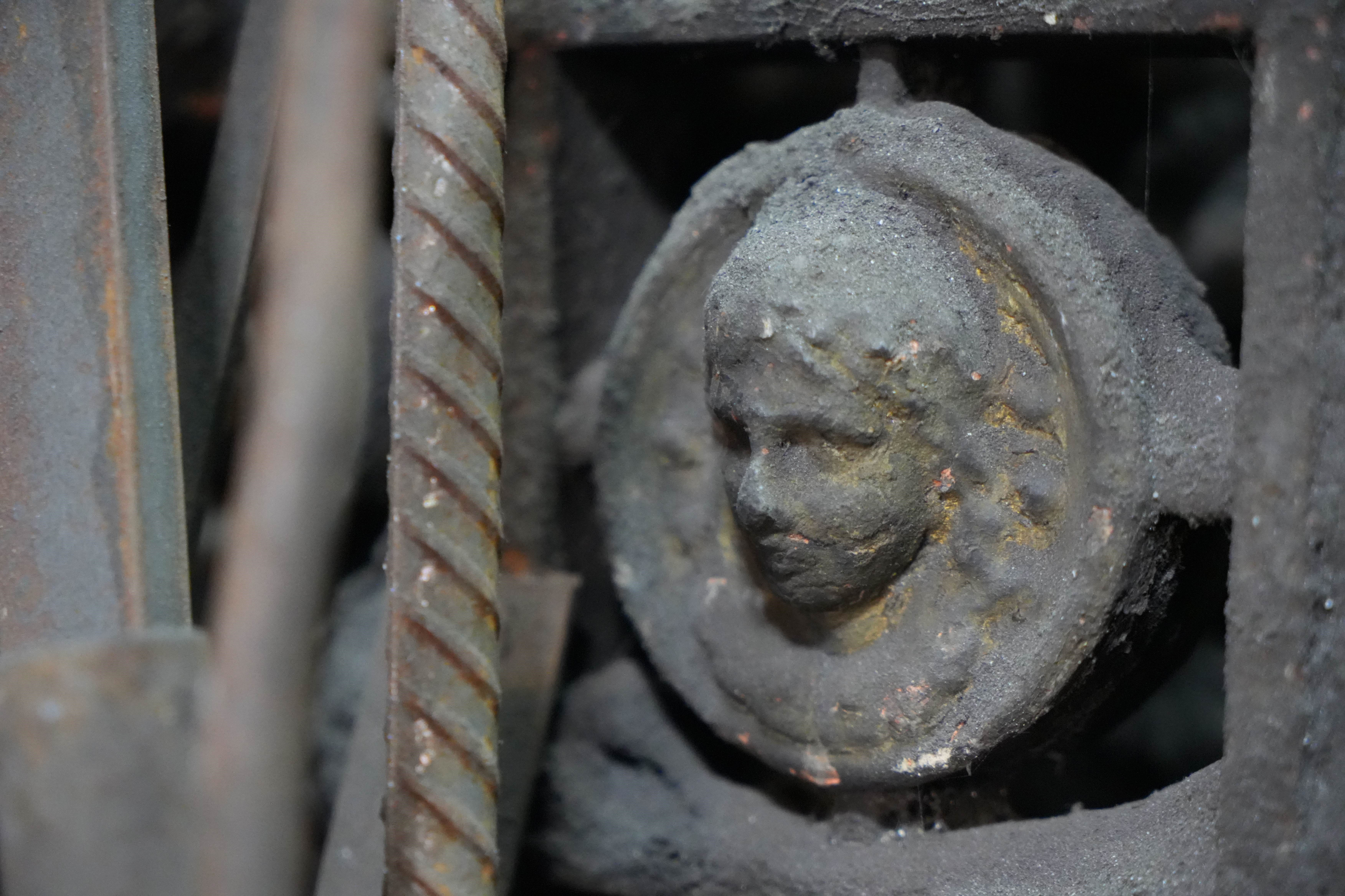 Papazlar peşine düştü! 158 yıllık "Meryem Ana" işlemeli kapıyı satmıyor - 3. Resim