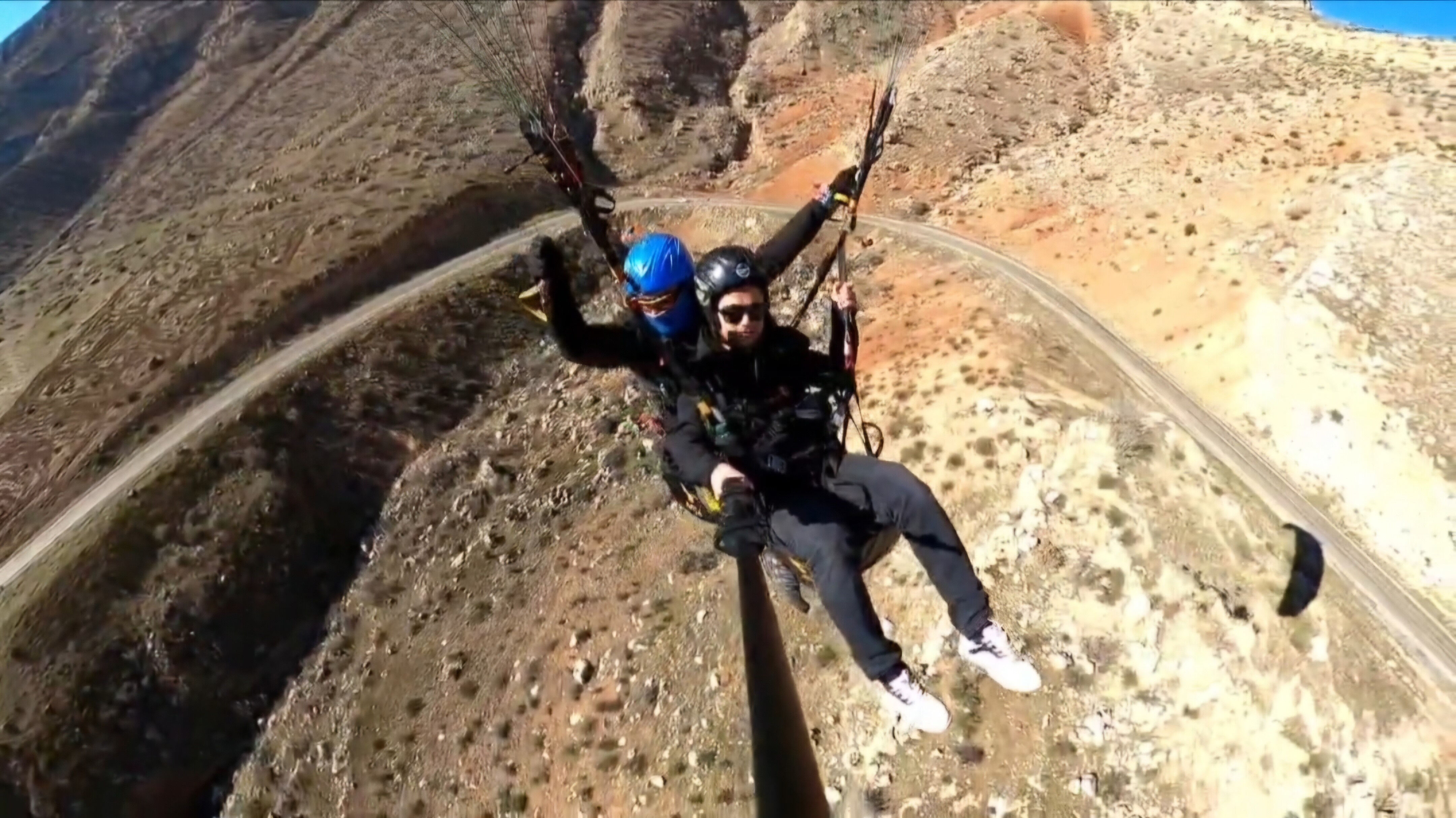 Siirt'te yamaç paraşütçülerini köpekler kovaladı - 1. Resim