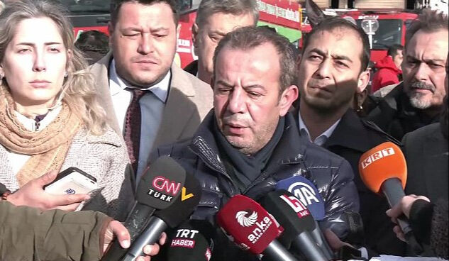 Tanju Özcan'ın yangında sorumluluk kabul etmemesi Cüneyt Özdemir'i küplere bindirdi: Yalan söylüyor Tanju Özcan'ın yangında sorumluluk kabul etmemesi Cüneyt Özdemir'i küplere bindirdi: Yalan söylüyor - 1. Resim