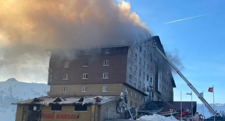 Ünlü isimlerden yangın isyanı! Paylaşımları gündem oldu - 2. Resim