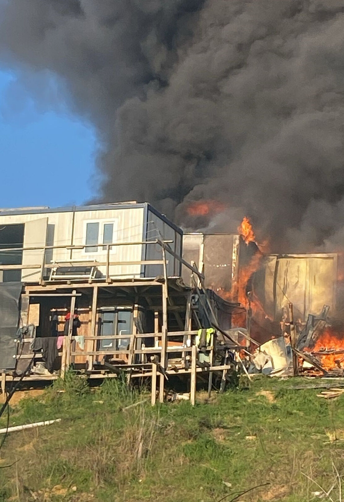 Üsküdar'da işçilerin kaldığı konteyner yanıyor - 1. Resim