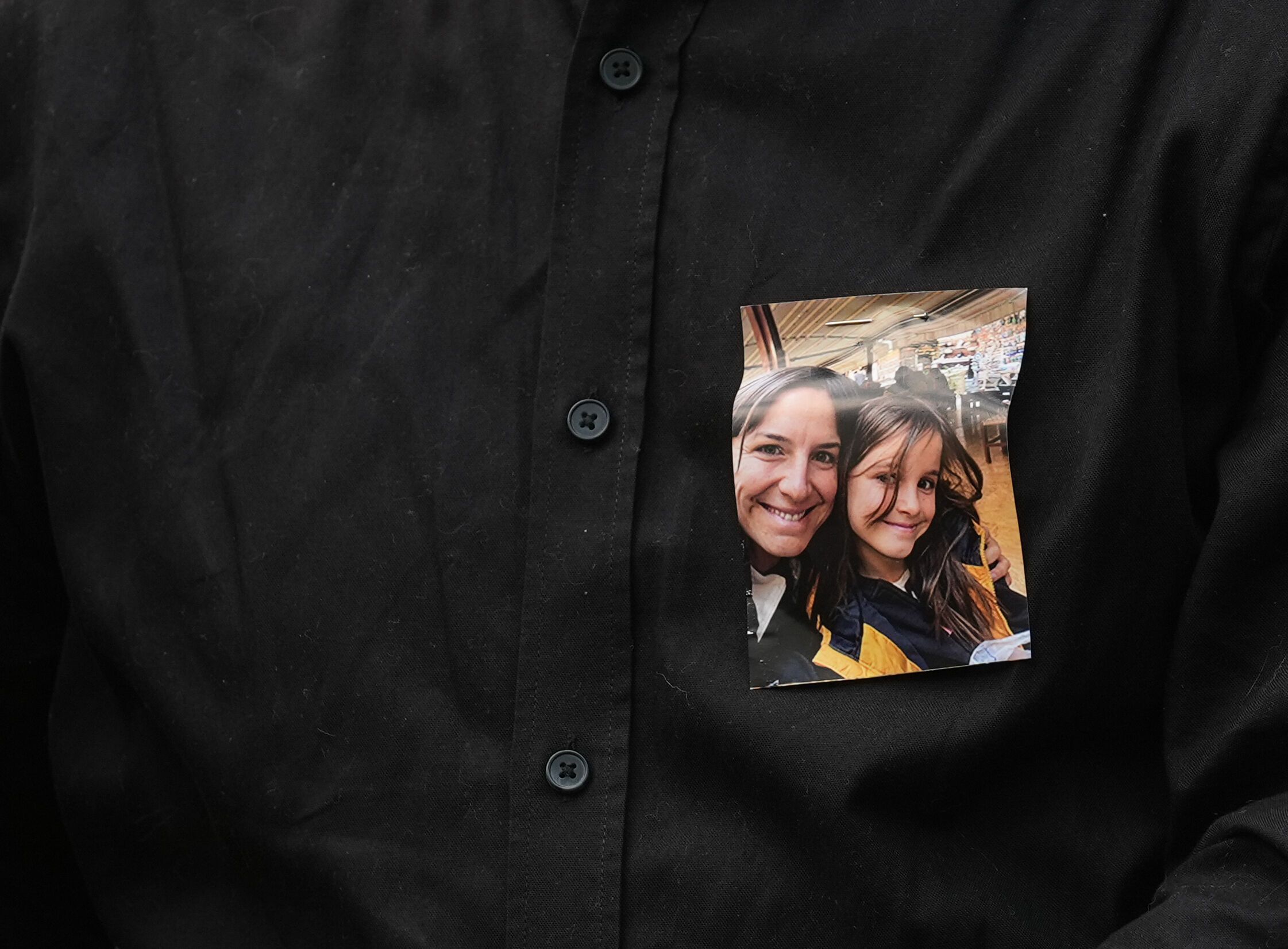 Anne ve 10 yaşındaki kızı son yolculuğuna uğurlandı! Cenazede yer alan ünlü oyuncu dikkat çekti - 3. Resim