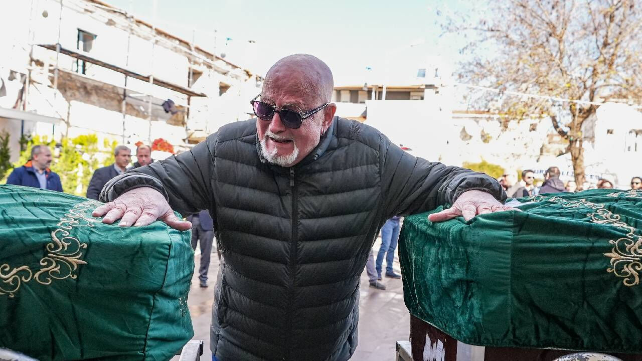 Anne ve 10 yaşındaki kızı son yolculuğuna uğurlandı! Cenazede yer alan ünlü oyuncu dikkat çekti - 1. Resim