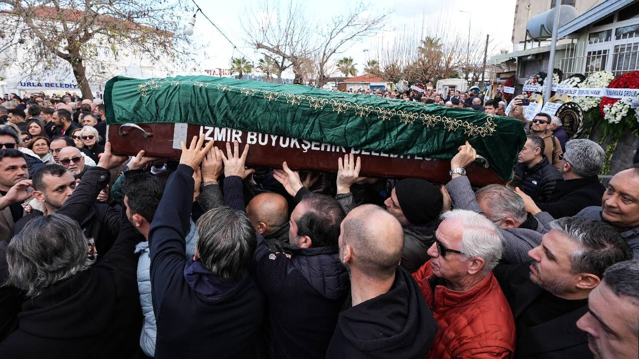 Anne ve 10 yaşındaki kızı son yolculuğuna uğurlandı! Cenazede yer alan ünlü oyuncu dikkat çekti - 2. Resim