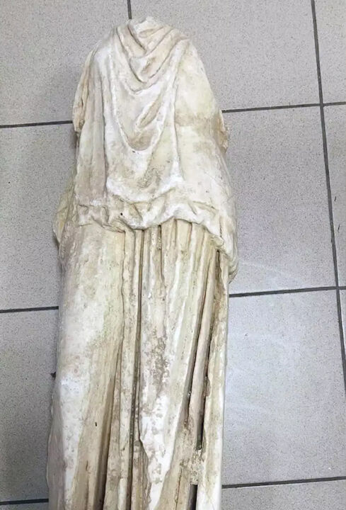 Çöp poşetinden 2000 yıllık antik Yunan heykeli çıktı Çöp poşetinden 2000 yıllık antik Yunan heykeli çıktı - 1. Resim