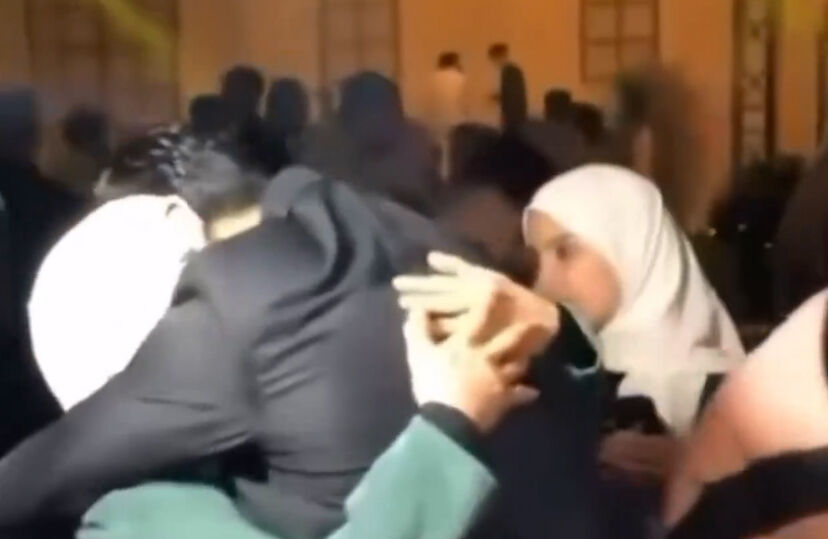 Damadın pasta seremonisinde yaptığı hareket gelini sinirlendirdi! Sosyal medyada viral olan anlar - 2. Resim
