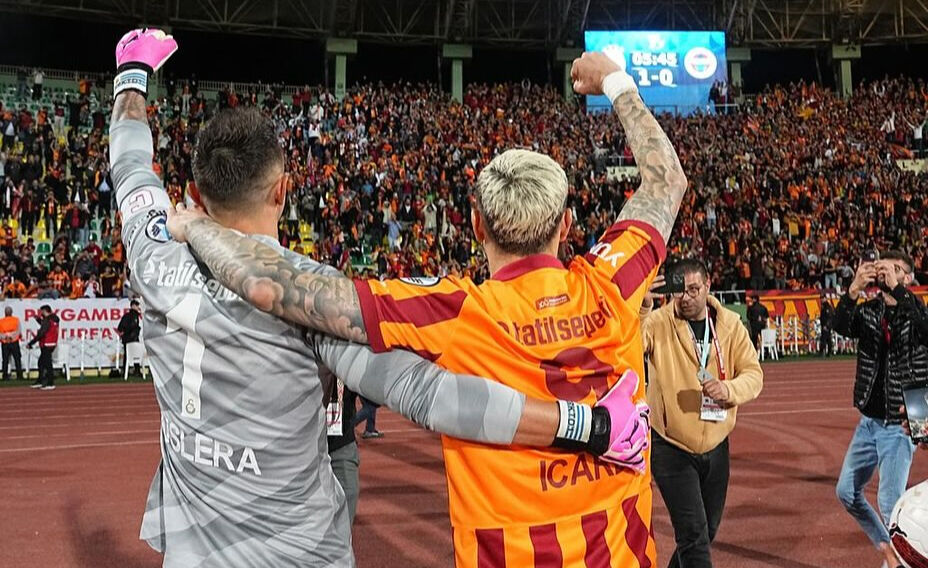 Galatasaray'da Muslera krizi! Sinirli şekilde 'Bitti' hareketi olay olmuştu - 2. Resim