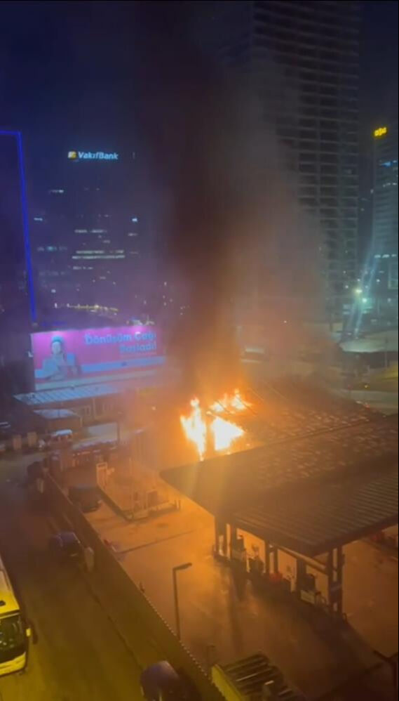 İstanbul'da yangın paniği! Akaryakıt istasyonunun marketi alevler içinde kaldı İstanbul'da yangın paniği! Akaryakıt istasyonunun marketi alevler içinde kaldı - 1. Resim