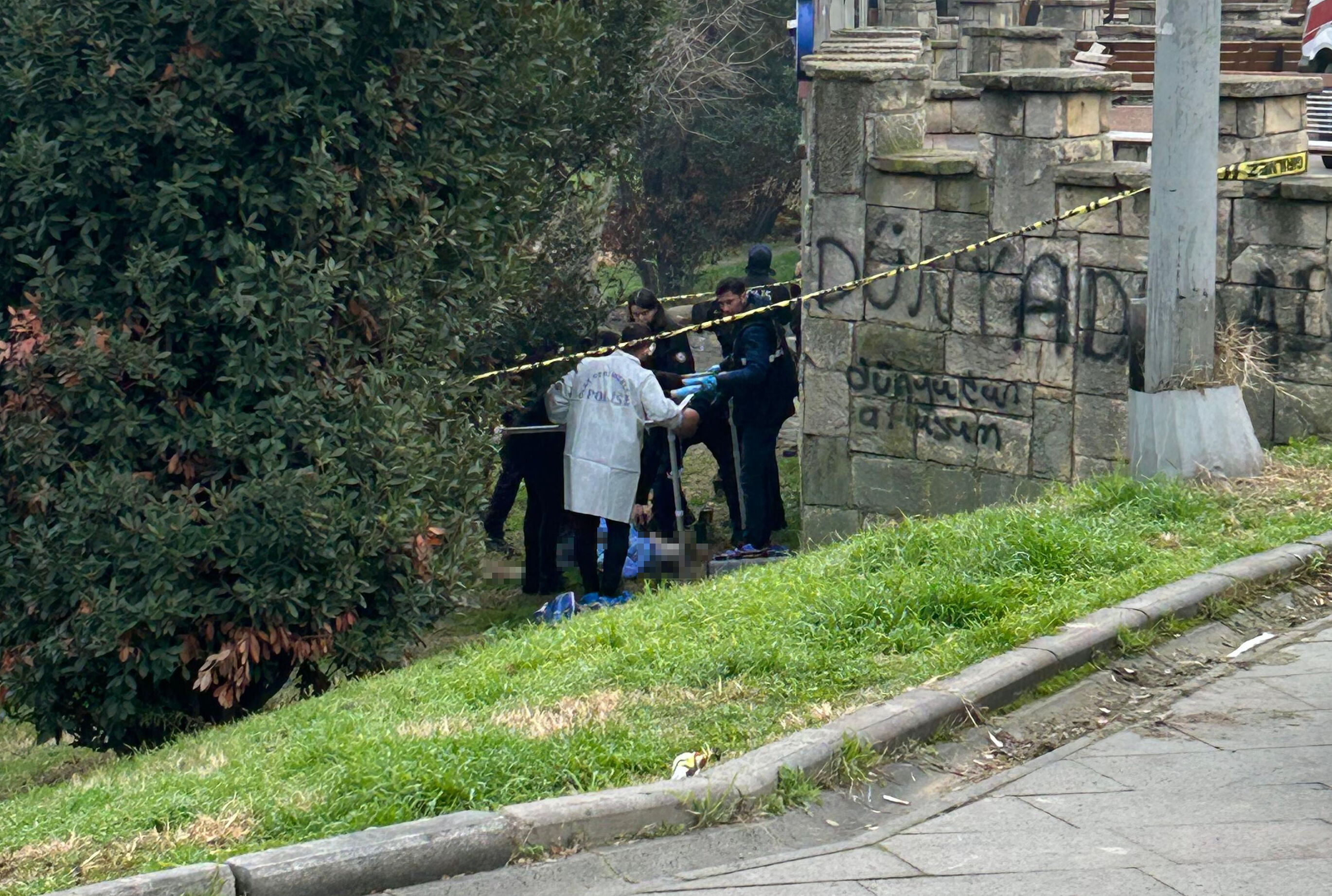 Parkta intihar! Annesinin kanser tedavisi parasını kumarda yemiş Parkta intihar! Annesinin kanser tedavisi parasını kumarda yemiş - 1. Resim