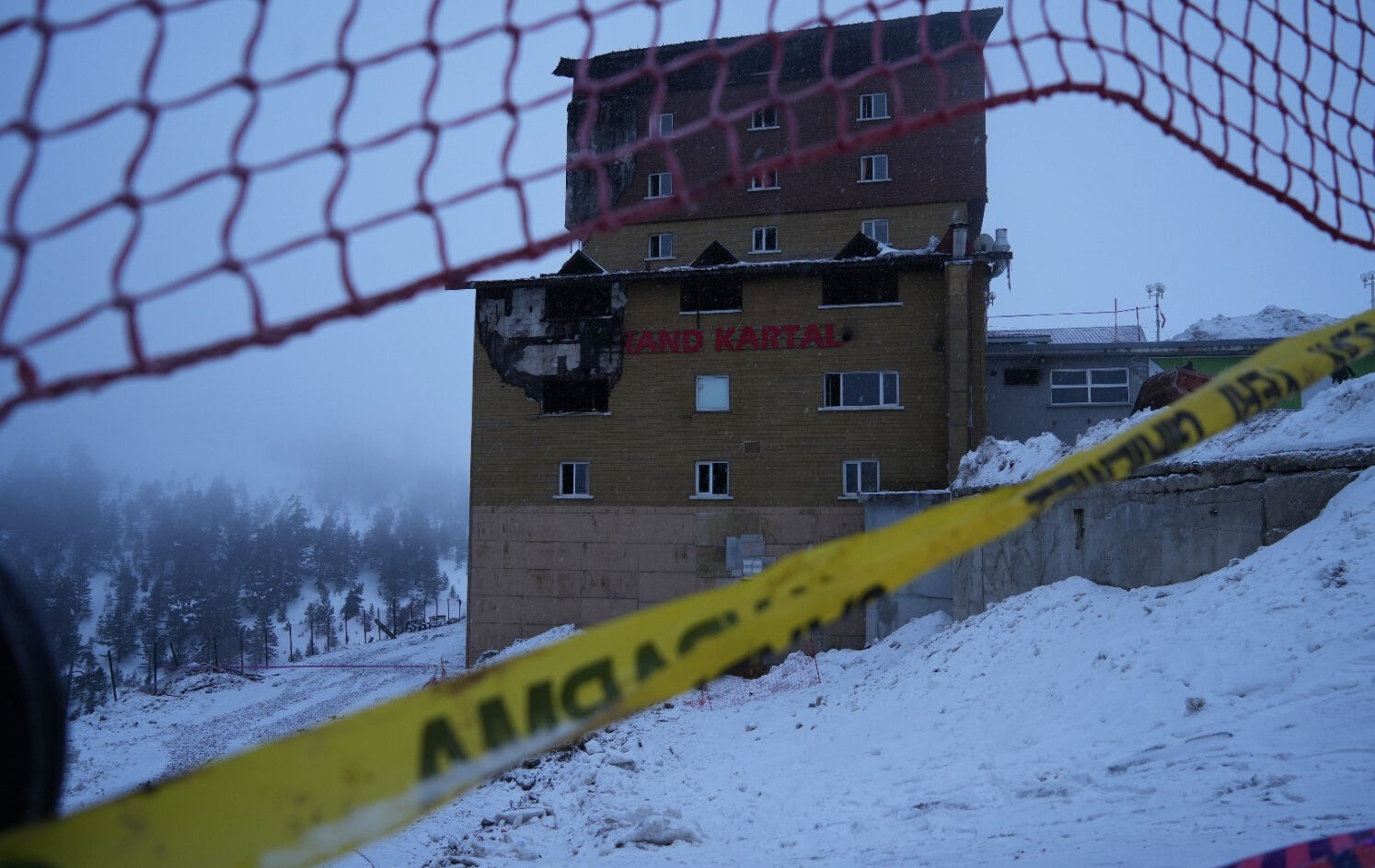 78 kişinin öldüğü oteli görmek için 30 kilometre yol uzattılar! Utanç karesi - 1. Resim