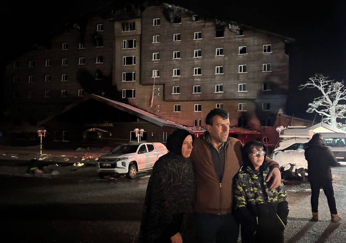 78 kişinin öldüğü oteli görmek için 30 kilometre yol uzattılar! Utanç karesi - 2. Resim