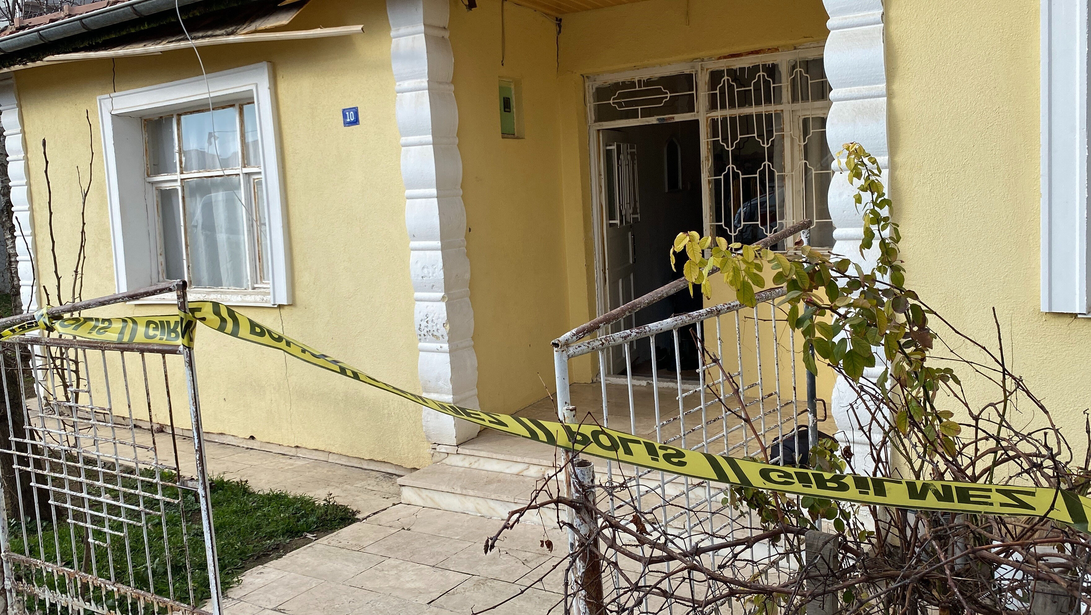 Arkadaşını balta ile öldürdü! Evin önüne çıkıp "Adam öldürdüm" diye bağırdı - 1. Resim