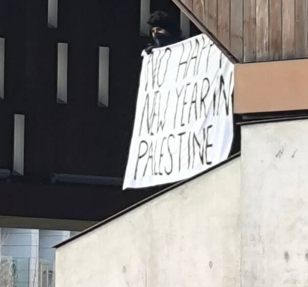 Belçika’da Gazze İçin çarpıcı protesto: Pankartlı mesaj gündem oldu - 2. Resim