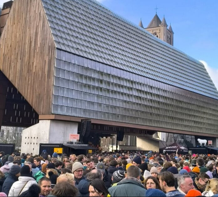 Belçika’da Gazze İçin çarpıcı protesto: Pankartlı mesaj gündem oldu - 3. Resim