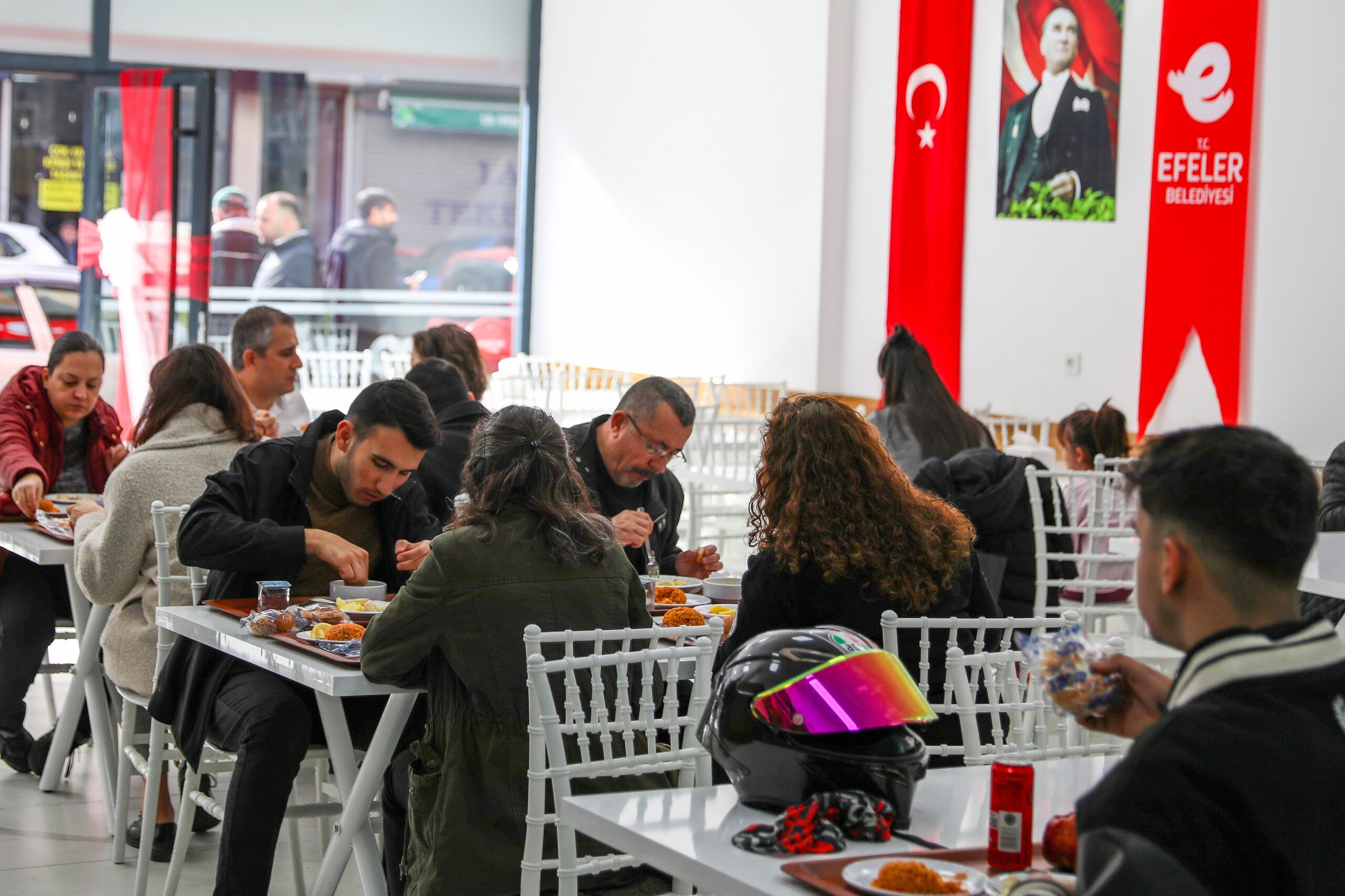 Belediyenin açtığı Kent Lokantası'na yoğun ilgi! 4 çeşit yemek 100 lira Belediye'nin açtığı Kent Lokantası'na yoğun ilgi! 4 çeşit yemek 100 lira - 3. Resim