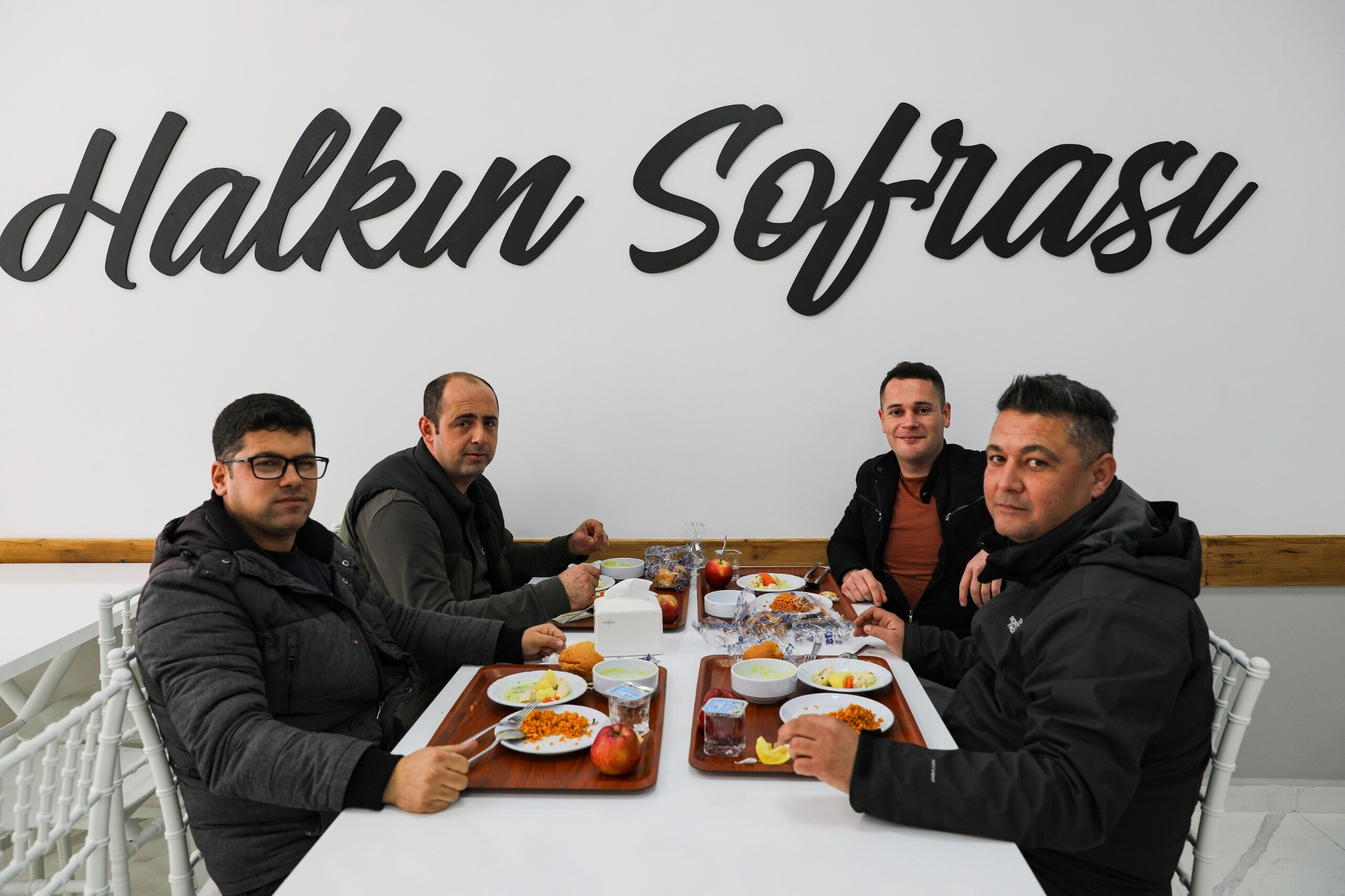 Belediyenin açtığı Kent Lokantası'na yoğun ilgi! 4 çeşit yemek 100 lira Belediye'nin açtığı Kent Lokantası'na yoğun ilgi! 4 çeşit yemek 100 lira - 1. Resim