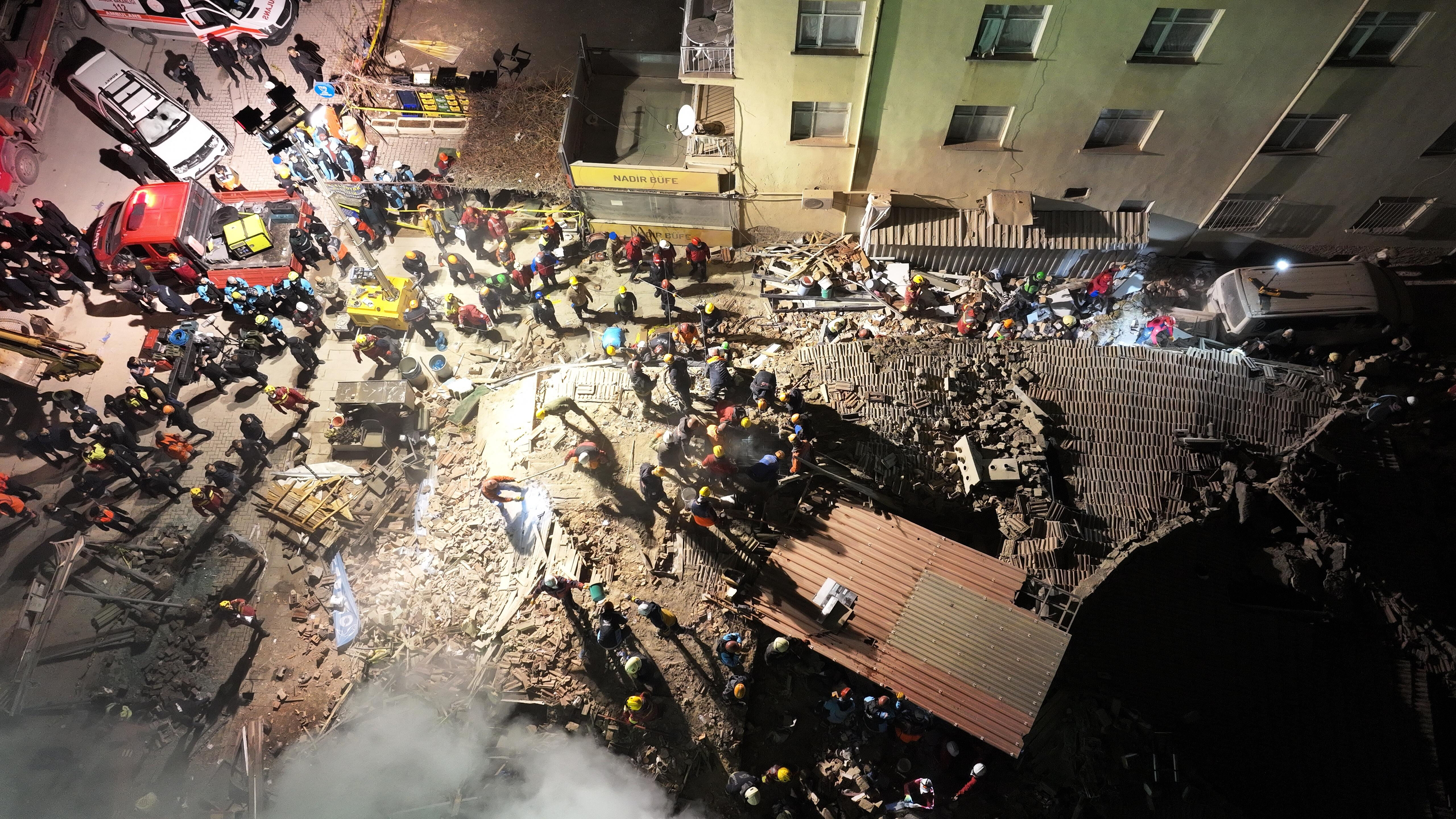 Konya'da apartman çöktü! Enkaz altında kalanlar var - 4. Resim