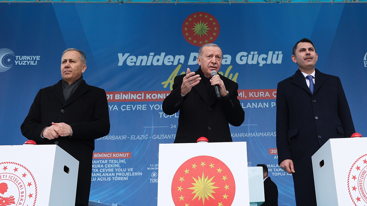 Malatya'da deprem konutları teslim töreni... Cumhurbaşkanı Erdoğan: 2024 sonunda konutların yüzde 45'i bitti Malatya'da deprem konutları teslim töreni... Cumhurbaşkanı Erdoğan: 2024 sonunda konutların yüzde 45'i bitti - 2. Resim