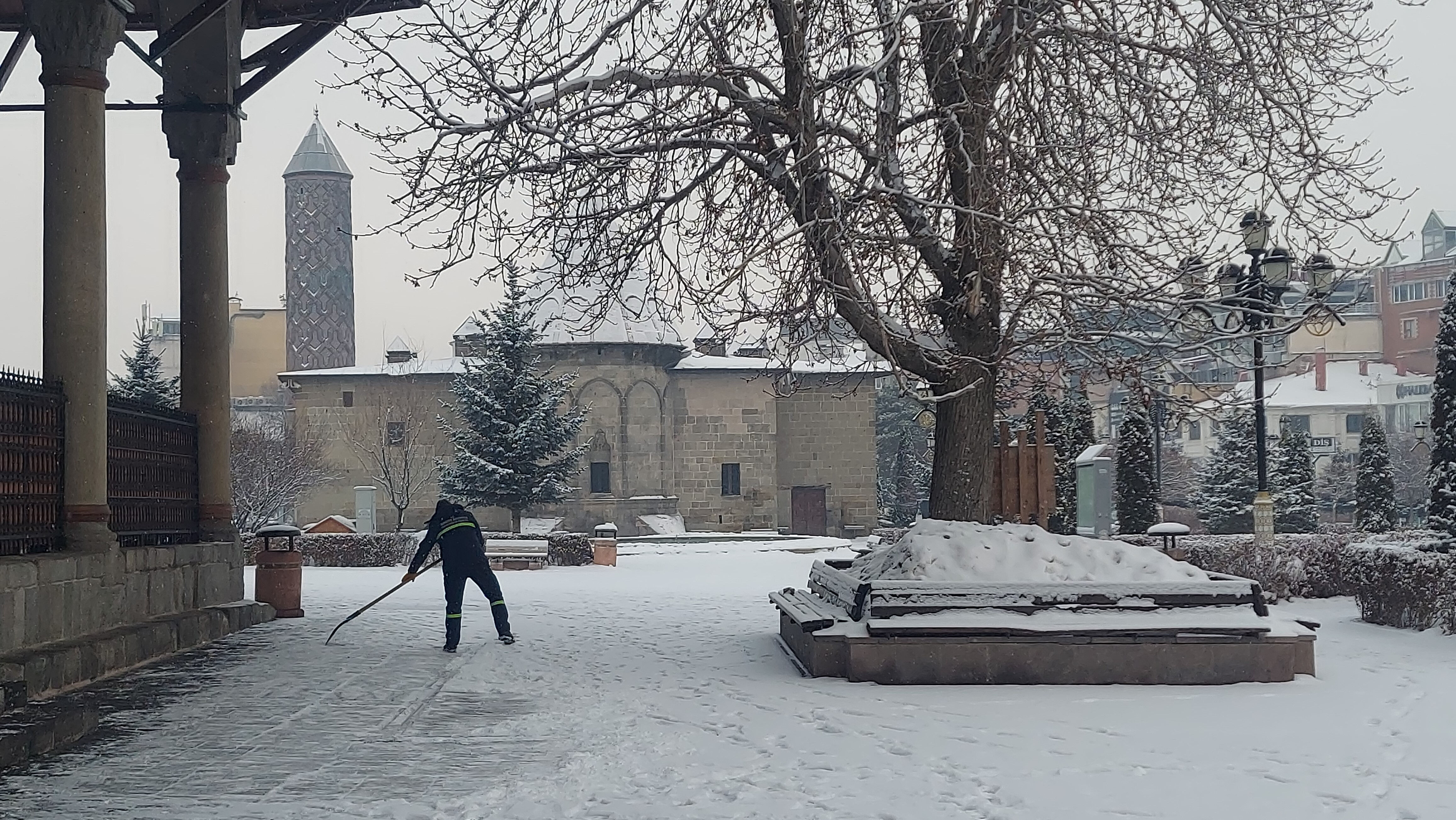 Meteoroloji uyarmıştı! Hava soğudu, kar birden bastırdı - 1. Resim