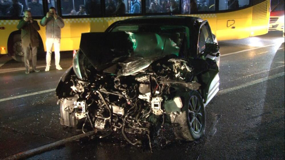 Sarıyer'de gece yarısı zincirleme kaza! 7 araç birbirine girdi, yaralılar var - 1. Resim