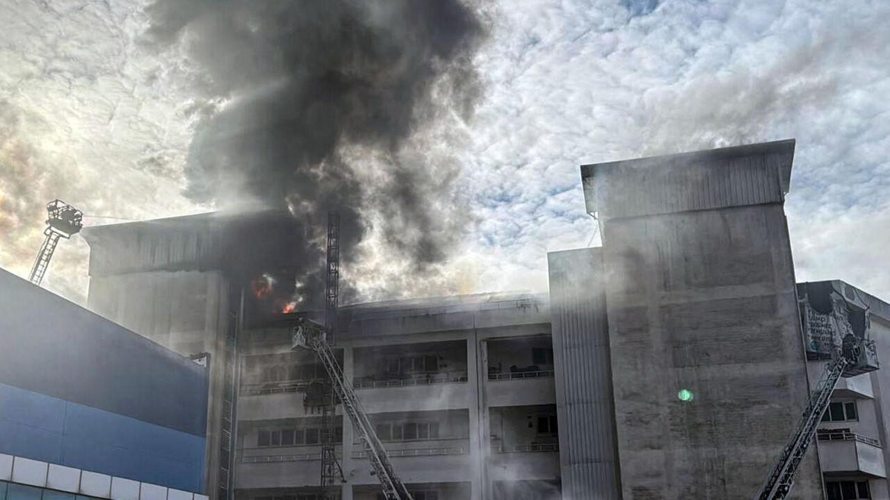 Sultanbeyli'nde tekstil atölyesinde yangın! Ekipler müdahale ediyor - 1. Resim